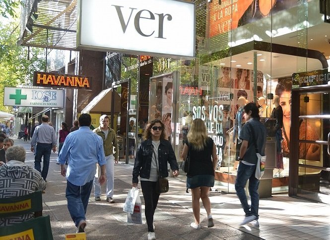 Los empleados de comercio festejan hoy su día
