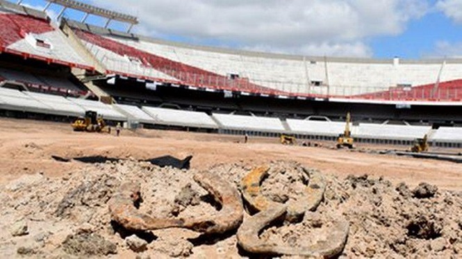 ¿Buena suerte?: Hallaron tres herraduras durante excavaciones de remodelación en el estadio de River