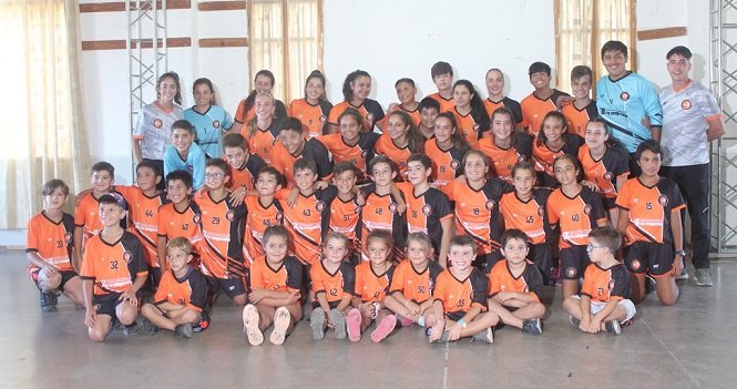 Presentaron la nueva camiseta de los equipos de hándbol del Club Banco Mendoza