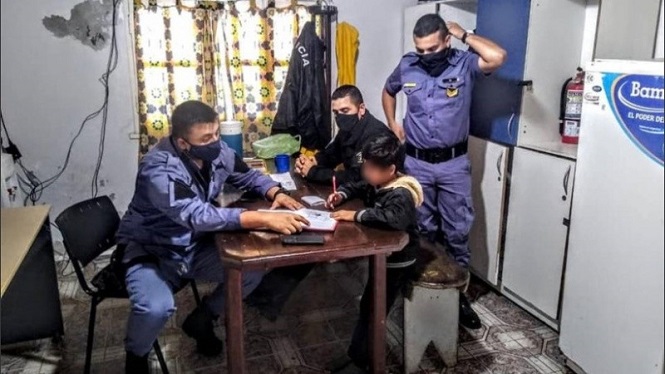 Insólito: cansada de que su hijo no hiciera la tarea, lo llevó hasta una comisaría