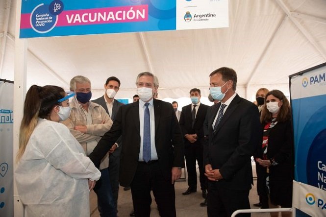 Fernández y Suarez recorrieron el centro de vacunación del PAMI en Mendoza