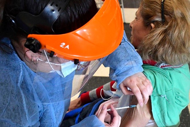 Por error, aplicaron segundas dosis de AstraZeneca a personas que debían recibir Sinopharm