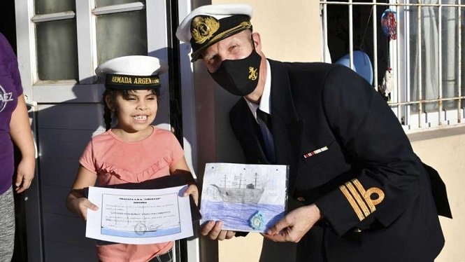 Gorro de marinero y título de "gaviera honoraria" para una niña que quiere ser parte de la Fragata Libertad