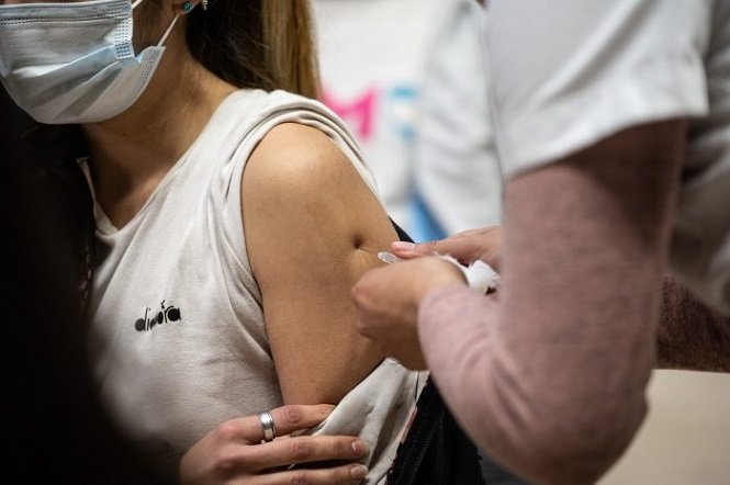 Vacunas combinadas: habilitan a los mayores de 40 años para completar el esquema de Sputnik con Moderna