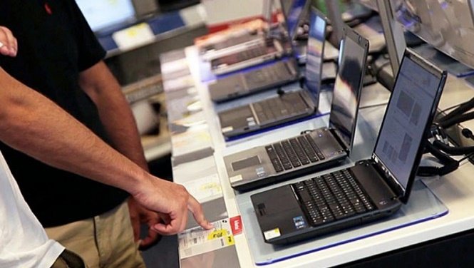 Hace falta trabajar el doble que en Chile para comprar una notebook