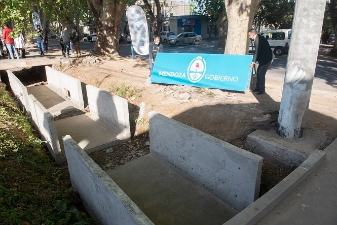 Suarez y Marinelli inauguraron otra obra de impermeabilización y firmaron convenios con Aysam e intendentes