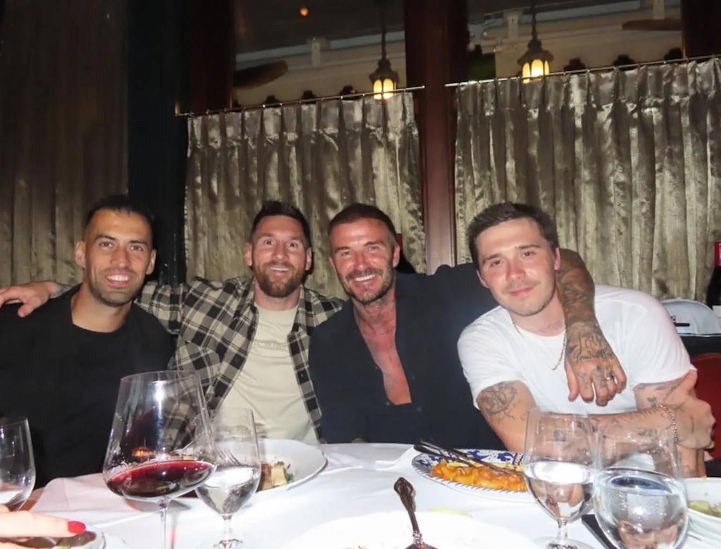Una de las salidas que compartieron Antonela Roccuzzo, Lionel Messi, Victoria Beckham y David Beckham