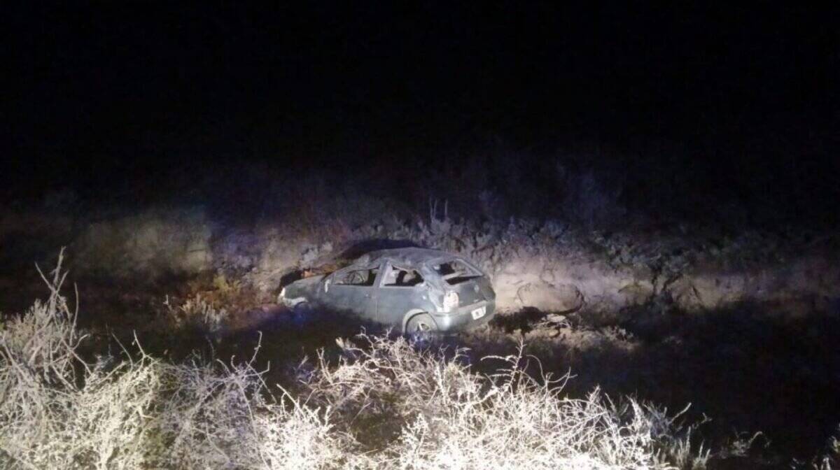 Auto Volkswagen Gol volcado en accidente fatal en Ruta 143, San Rafae