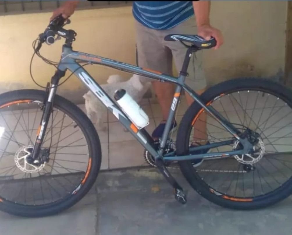 Bicicleta SBK gris con detalles naranjas robada en San Rafael