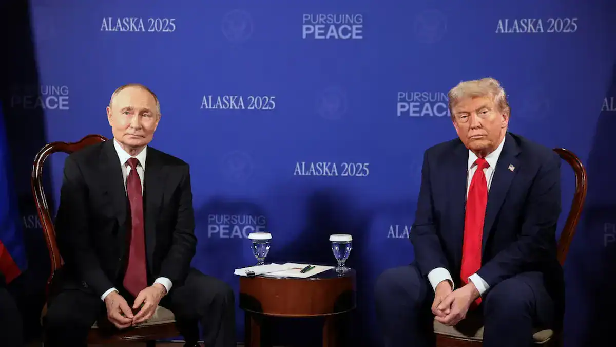 El presidente estadounidense Donald Trump se reúne con el presidente ruso Vladimir Putin.