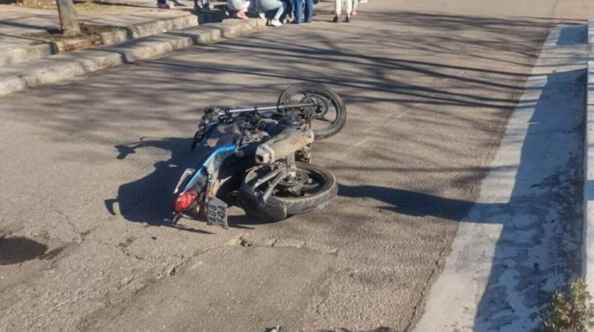 Moto caída en la calle tras un accidente fatal en Cuadro Nacional, San Rafael.