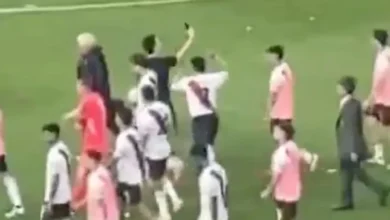 Maximiliano Salas agrediendo a un joven de Boca tras el Superclásico