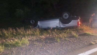 Camioneta Ford Ranger volcada a un costado de la Ruta 143 en la Vuelta del Nevado, San Rafael.