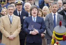 Javier Milei canta el himno en el acto por el aniversario de la muerte de San Martín en Plaza San Martín.