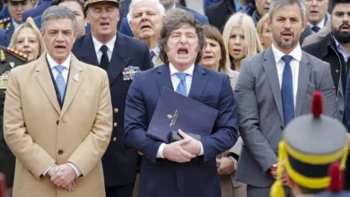 Javier Milei canta el himno en el acto por el aniversario de la muerte de San Martín en Plaza San Martín.